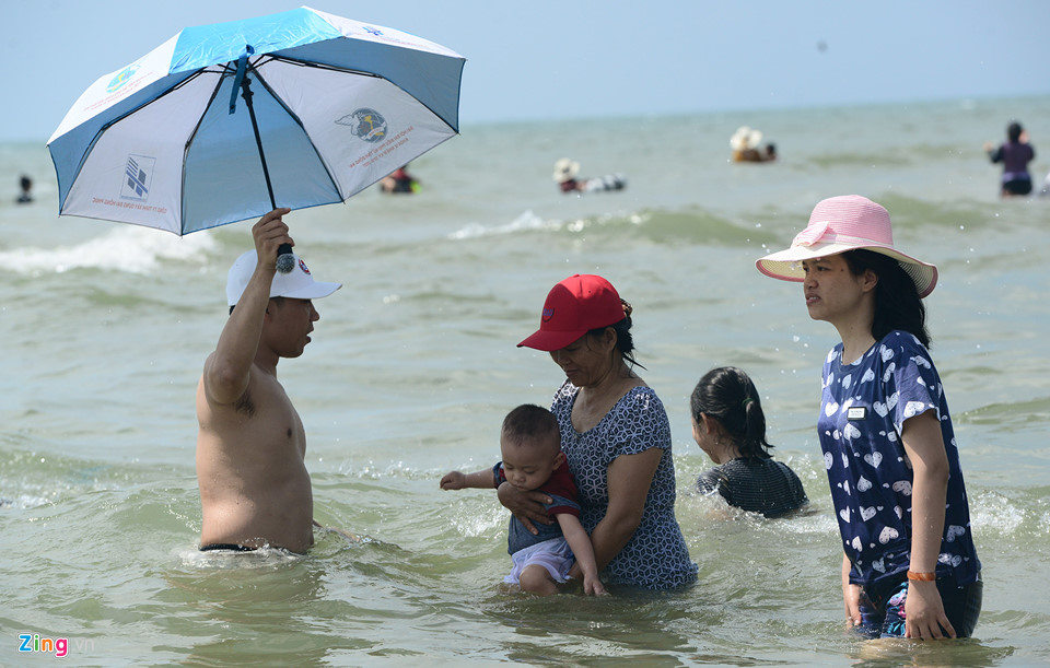 Hàng nghìn người nô đùa ở biển Vũng Tàu khi nhiệt độ gần 40 độ C